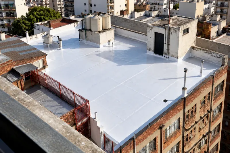 Azotea de edificio con membrana nueva y los tanques de agua