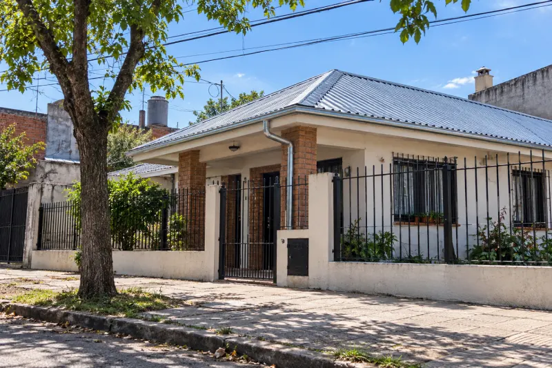 Calle de casas bajas con losa en el sur del conurbano