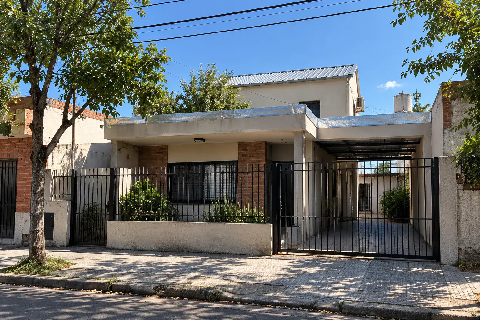 Casa de San Justo con techo de chapa y losa
