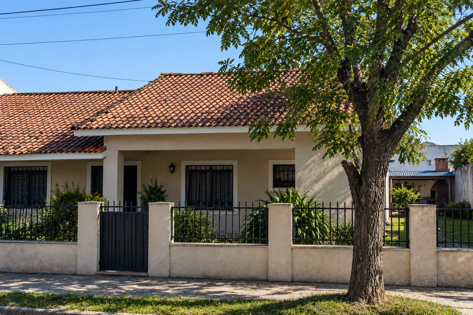 Casa de zona oeste con techo de tejas